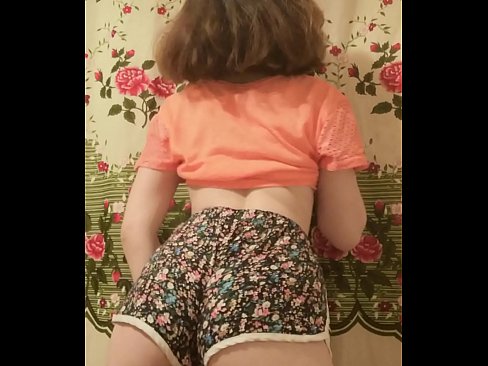 ❤️ Nena jove sexy despullant-se els pantalons curts davant la càmera ️ Porno preciós al ca.myteporn.ru ❤