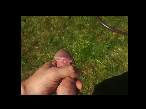 ❤️ Una guapa calenta es folla el seu cony rosa i es corre amb un esquitxat en un jardí d'estiu ️ Porno preciós al ca.myteporn.ru ❤