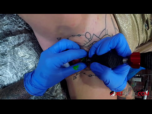 ❤️ La bomba Sully Savage, molt tatuada, es va tatuar al clítoris ️ Porno preciós al ca.myteporn.ru ❤